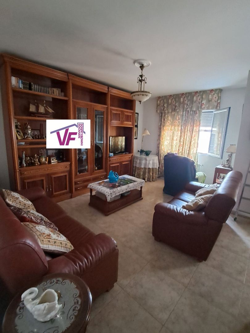 Sala d'estar de Casa adosada en venda en Cazalegas amb Calefacció, Moblat i Forn