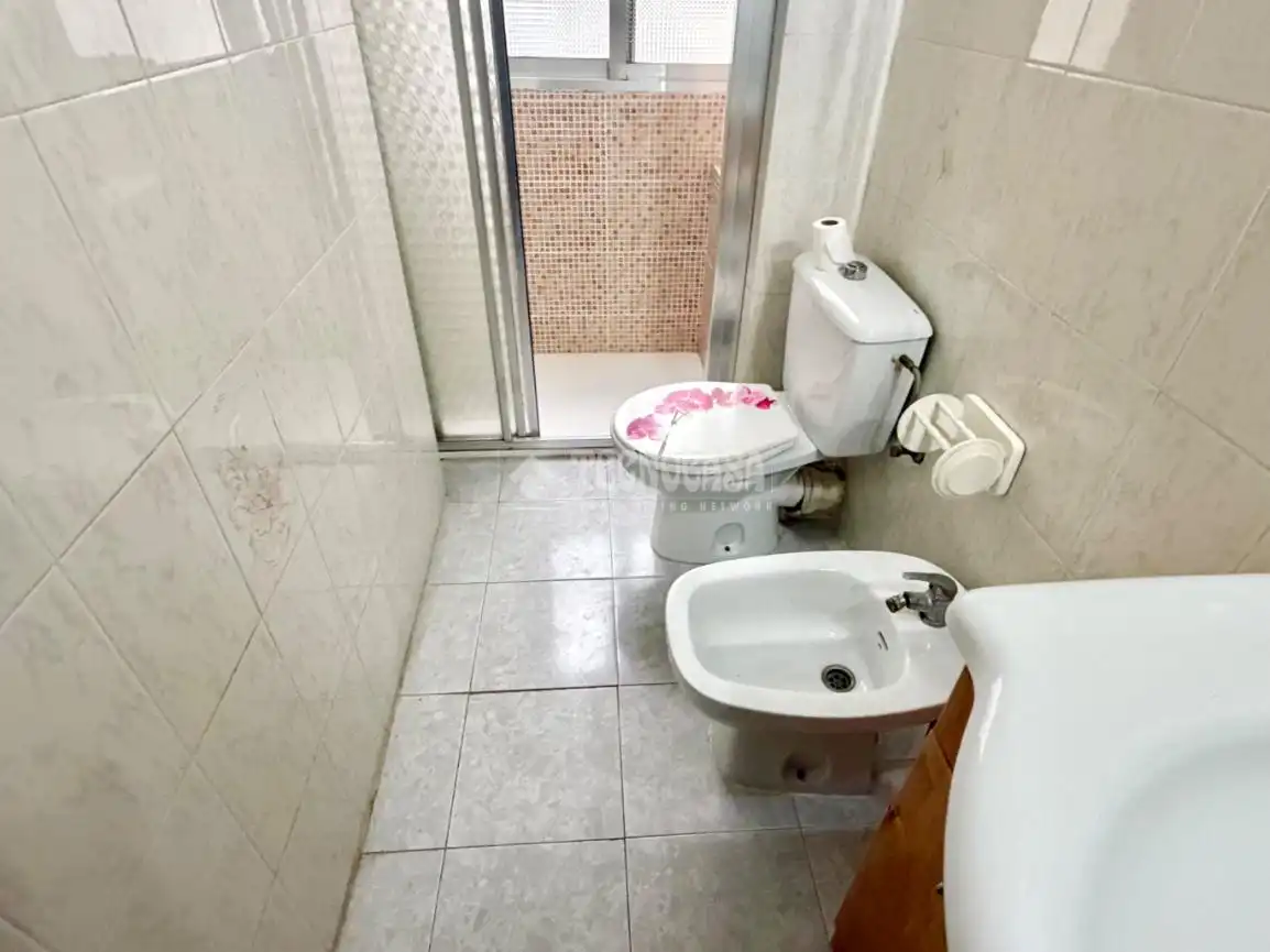 Bathroom of Flat for sale in Valencia  with Air Conditioner and Balcony