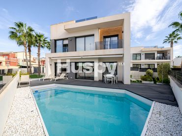 Casa con balcón en venta en Calle Gabriela Mistral