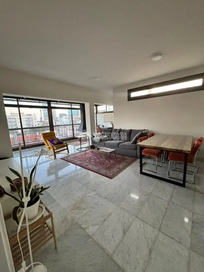 Sala de estar de Ático en venta en L'Hospitalet de Llobregat con Calefacción y Terraza