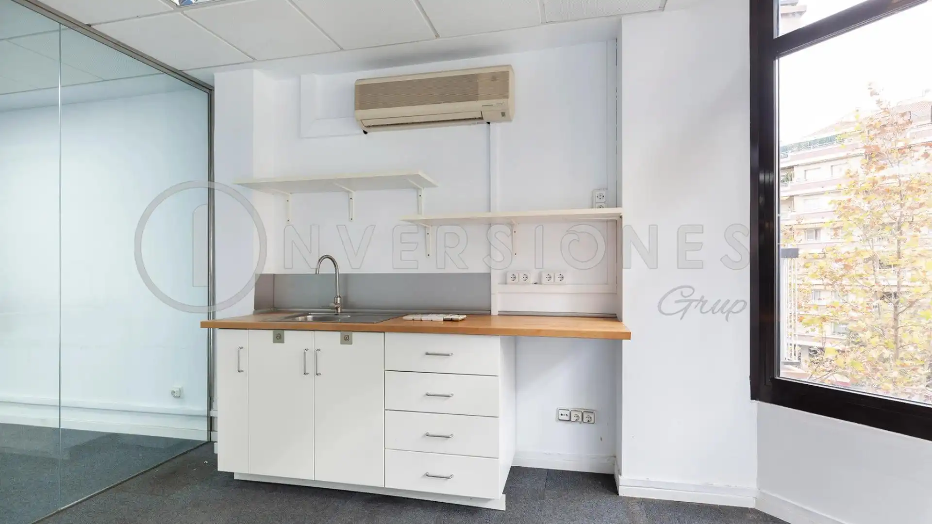 Cocina de Oficina de alquiler en Barcelona con Aire acondicionado y Calefacción