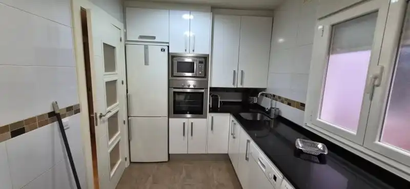 Cocina de Apartamento de alquiler en Plasencia con Aire acondicionado, Jardín privado y Balcón