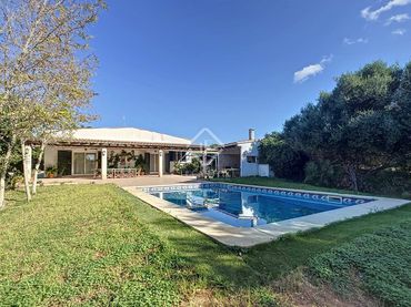 Casa rústica amb jardí en venda a Ciutadella