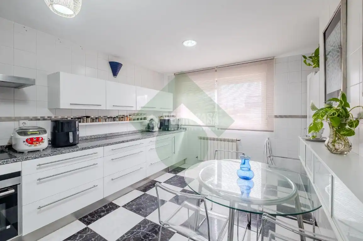 Cocina de Casa adosada en venta en Serranillos del Valle con Calefacción y Jardín privado