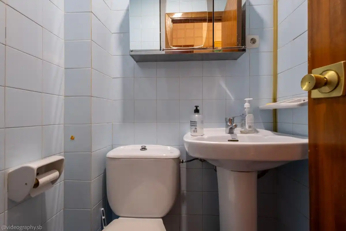 Badezimmer von Einfamilien-Reihenhaus zum Verkauf in Paracuellos de Jarama mit Klimaanlage, Heizung und Privatgarten