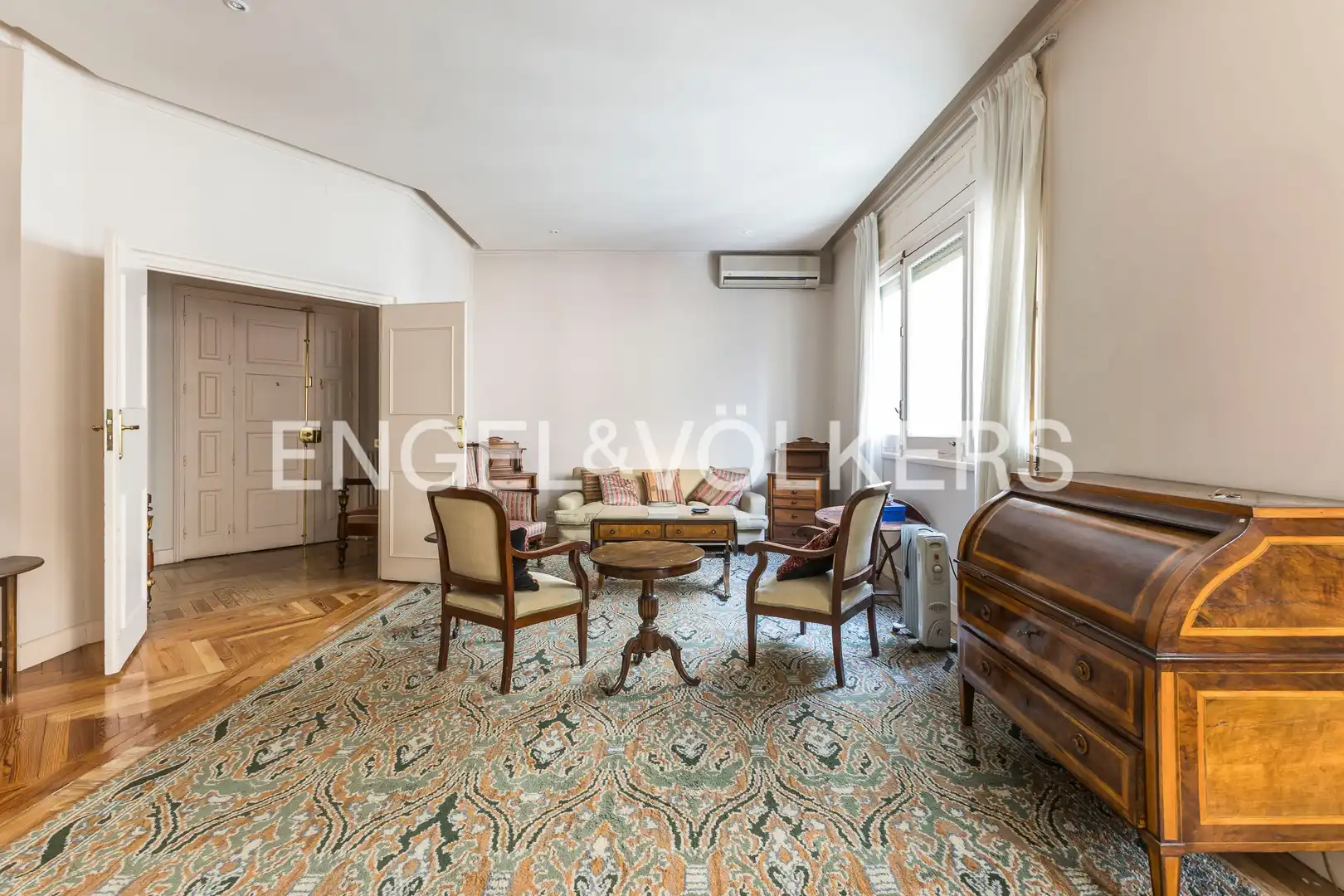 Living room of Flat for sale in Madrid  with Air Conditioner, Heating and Storage room