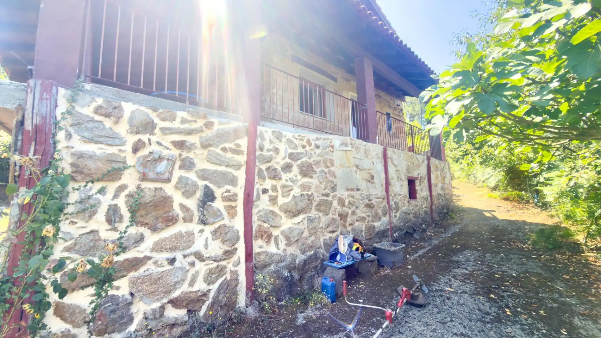 Vista exterior de Finca rústica en venda en Castrelo de Miño amb Jardí privat, Terrassa i Moblat