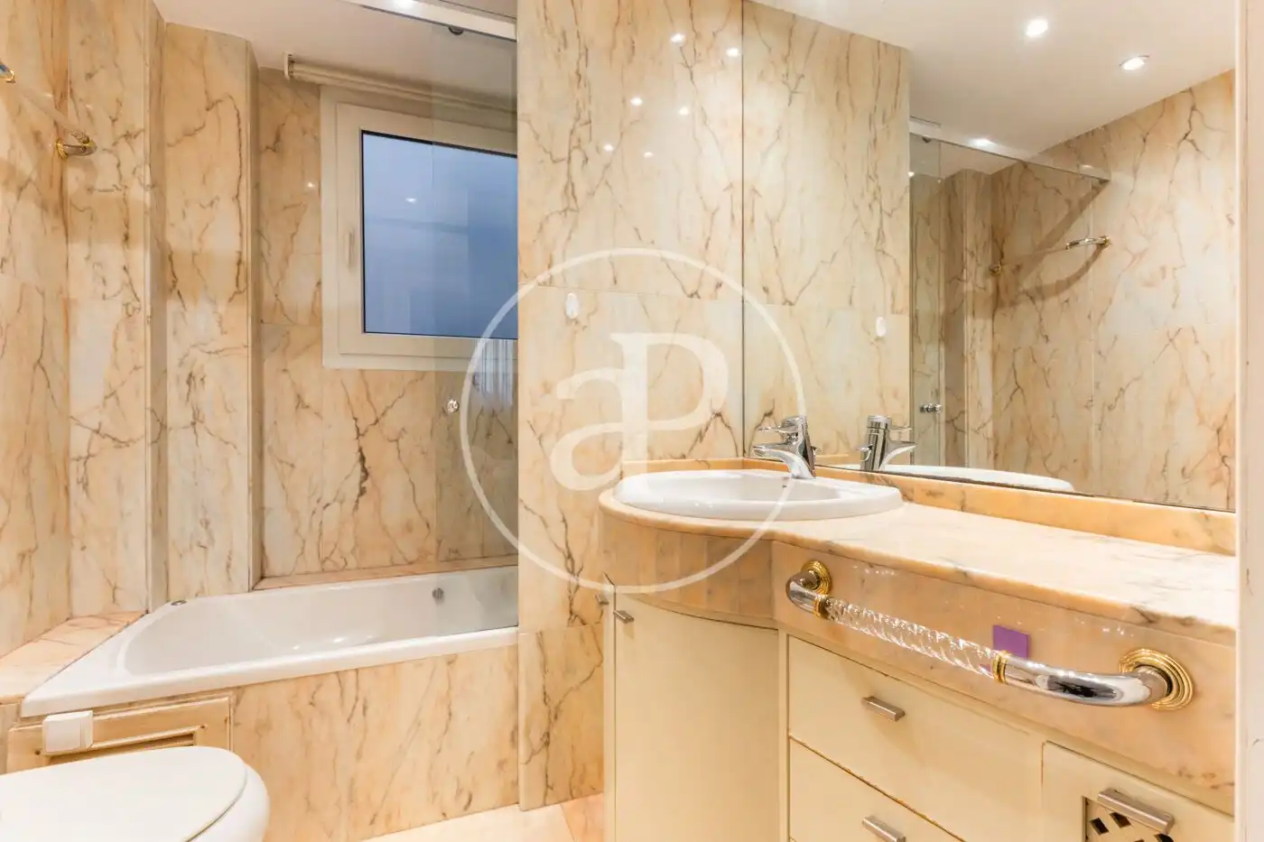 Bathroom of Flat for rent in Valencia  with Air Conditioner, Heating and Storage room