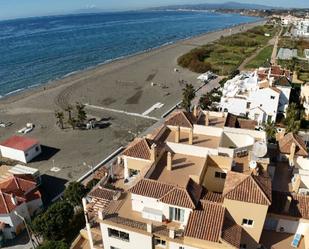 Vista exterior de Àtic en venda en Torrox amb Aire condicionat, Terrassa i Piscina comunitària