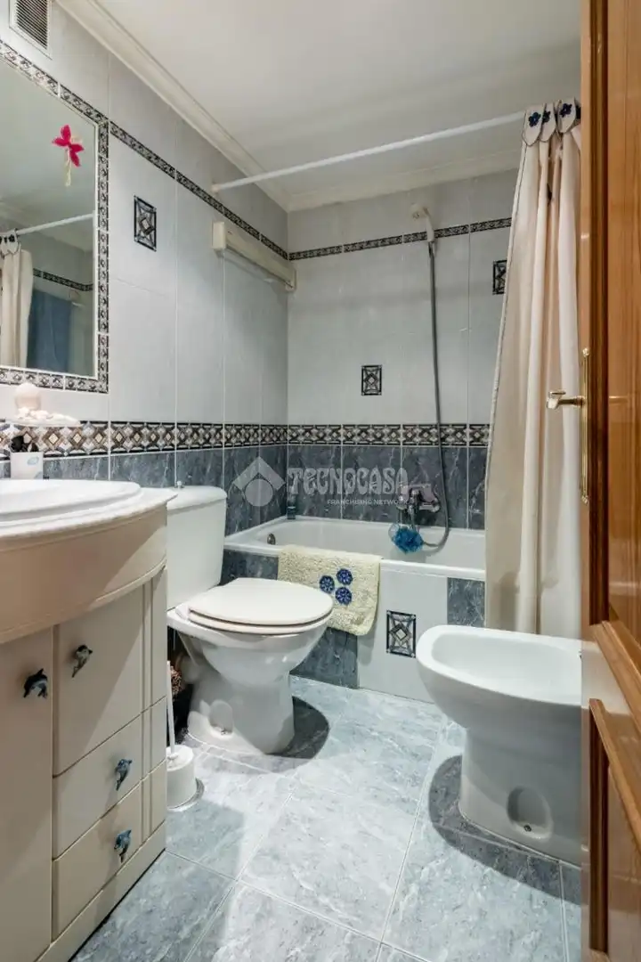 Bany de Pis en venda en Madrid amb Calefacció, Parquet i Moblat