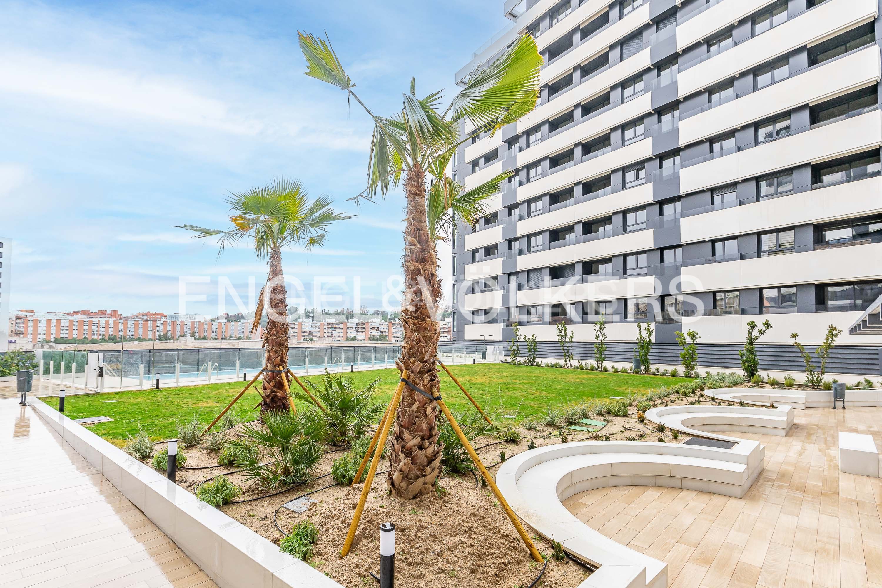 Exterior view of Apartment to rent in  Madrid Capital  with Air Conditioner, Heating and Private garden