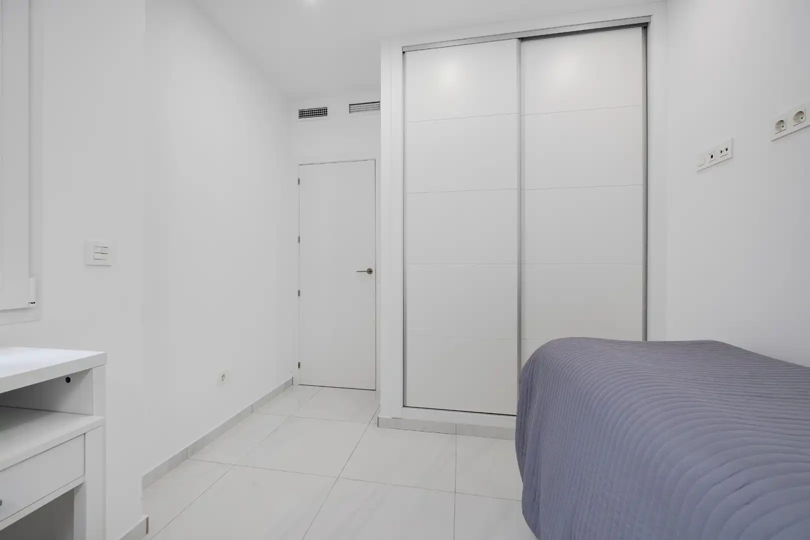 Schlafzimmer von Einfamilien-Reihenhaus zum Verkauf in Torrevieja mit Klimaanlage, Heizung und Terrasse