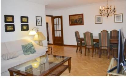 Sala d'estar de Pis en venda en Salamanca Capital amb Calefacció, Parquet i Moblat