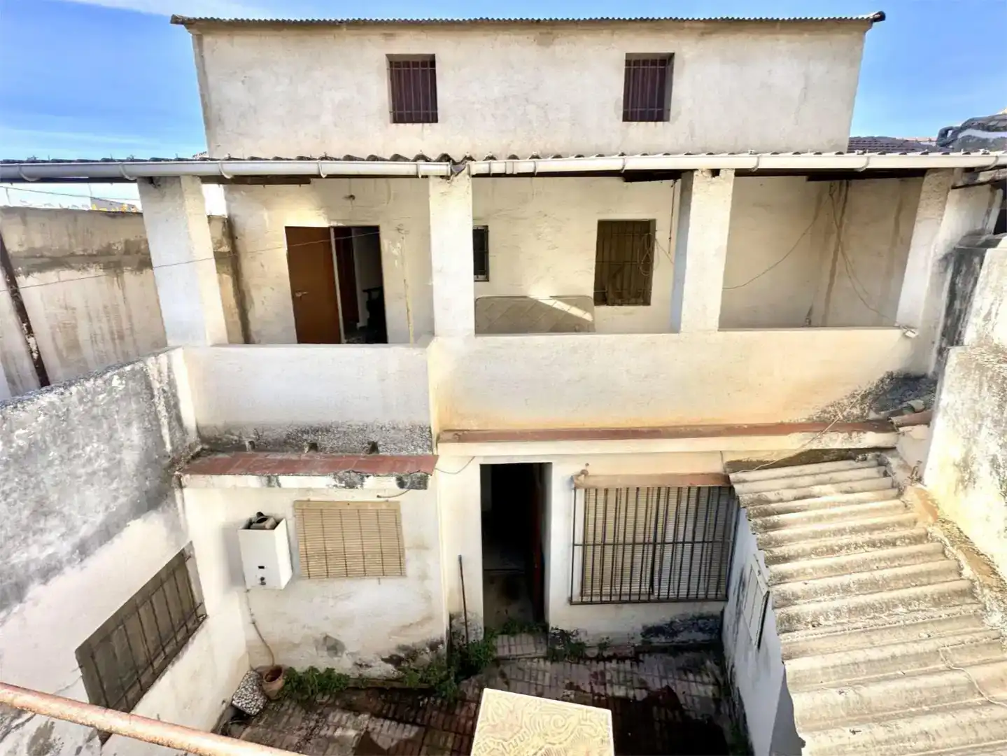 Vista exterior de Casa adosada en venda en Mengíbar amb Balcó