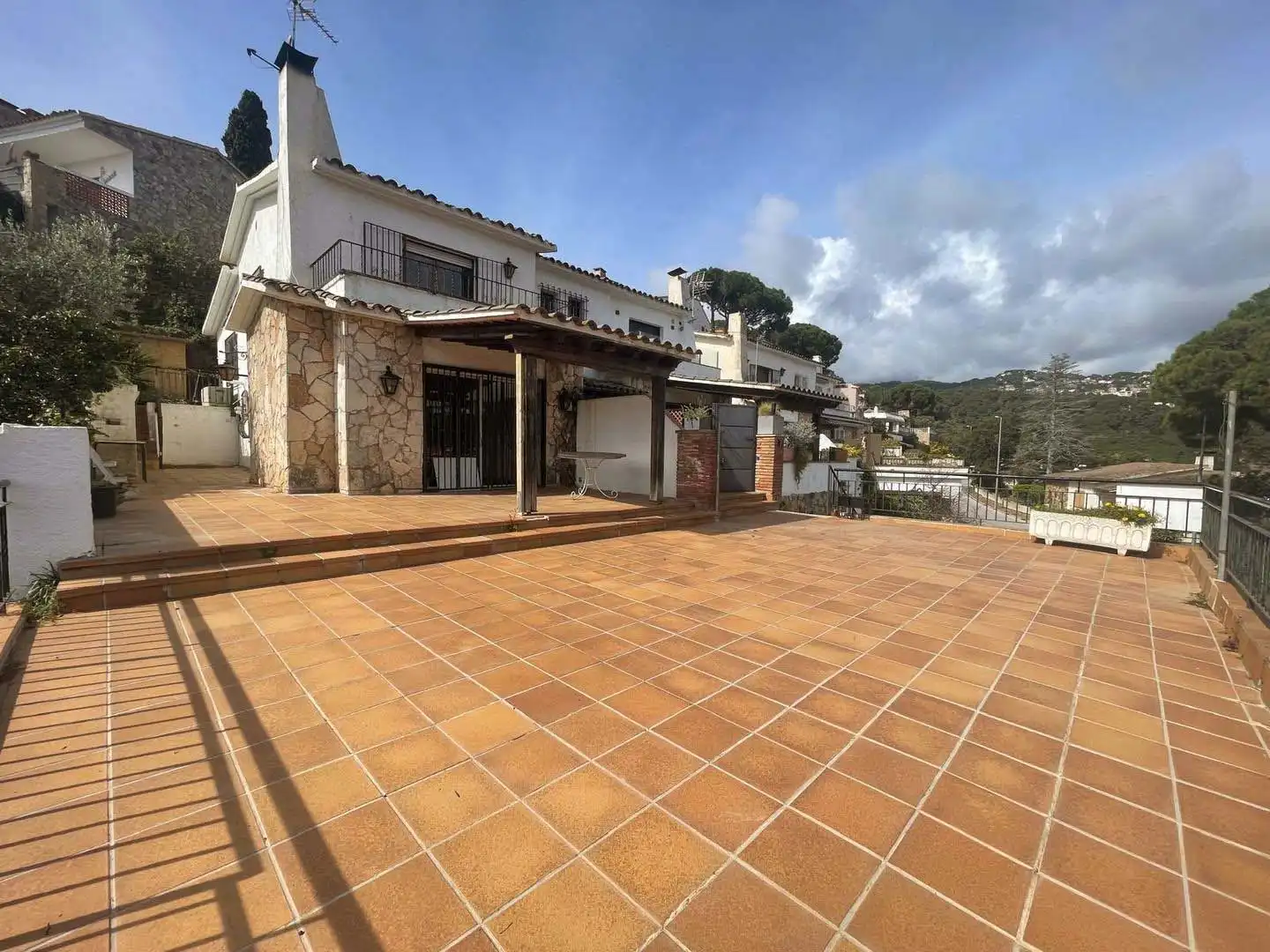 Außenansicht von Einfamilien-Reihenhaus zum Verkauf in Lloret de Mar mit Terrasse