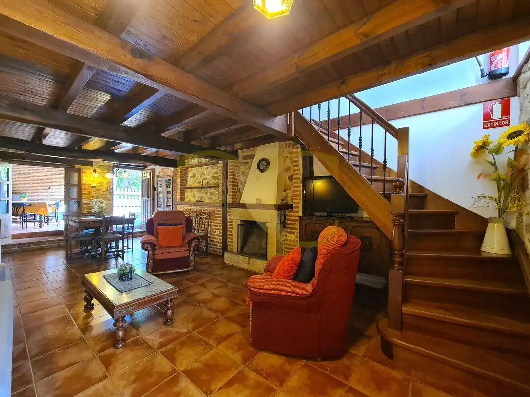Sala d'estar de Casa o xalet en venda en Peñamellera Alta amb Calefacció, Jardí privat i Terrassa