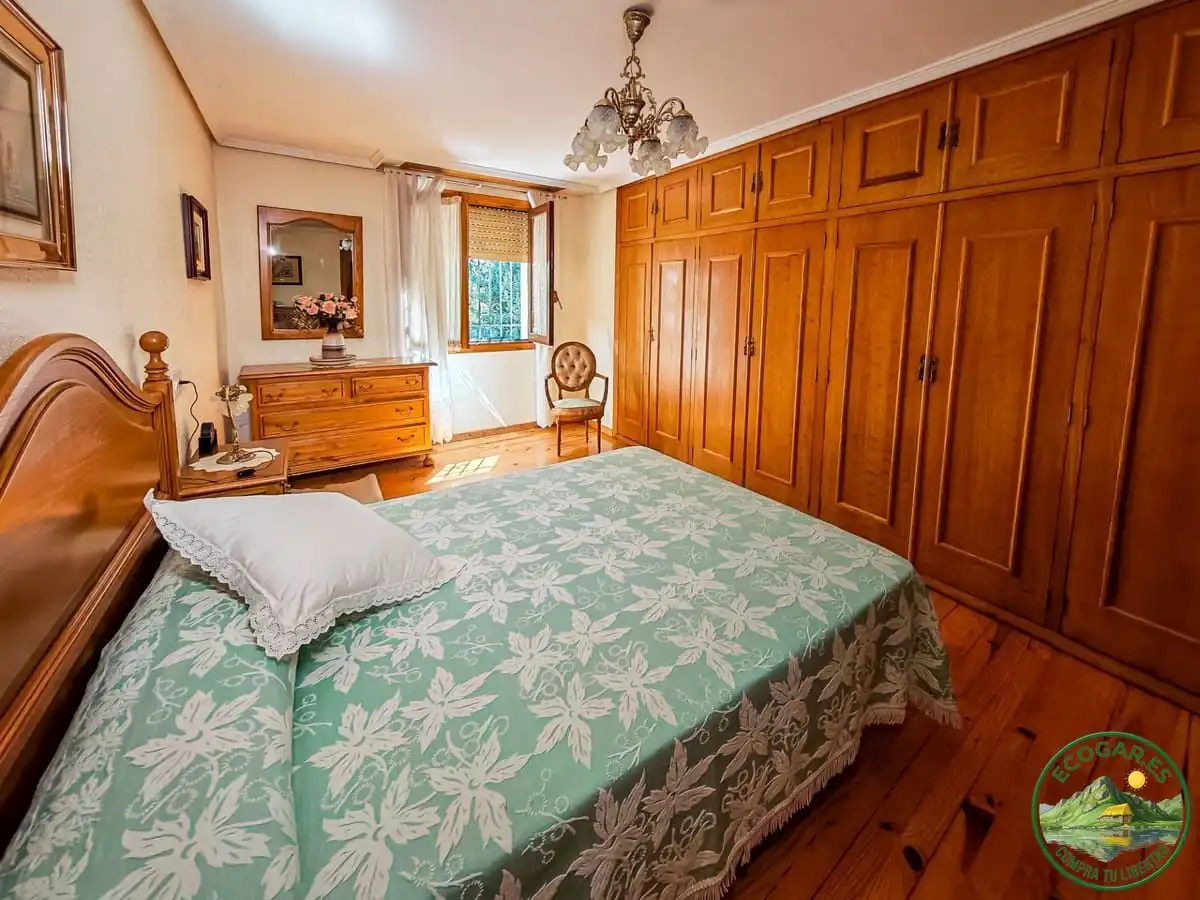Dormitori de Casa o xalet en venda en Vega de Valcarce amb Calefacció, Jardí privat i Parquet
