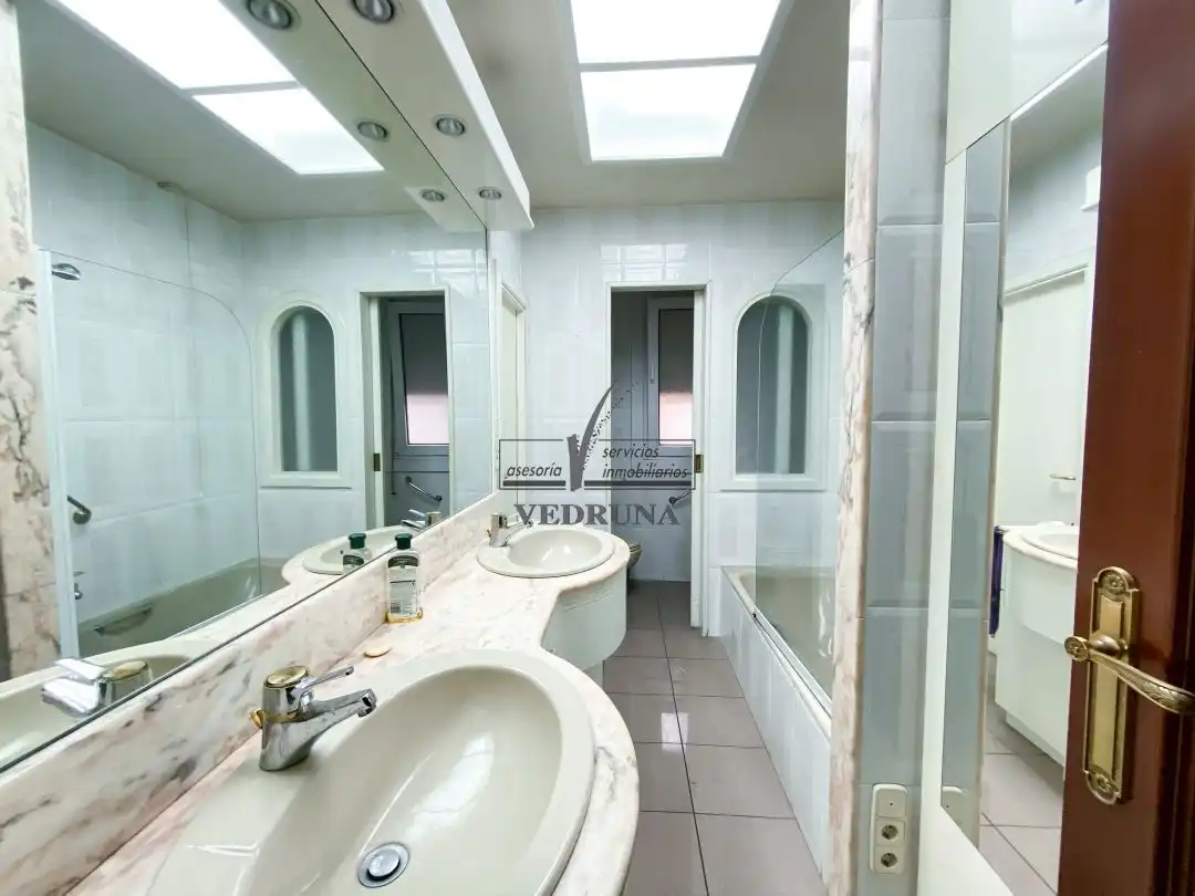 Bathroom of Flat for sale in Zaragoza  with Heating and Balcony