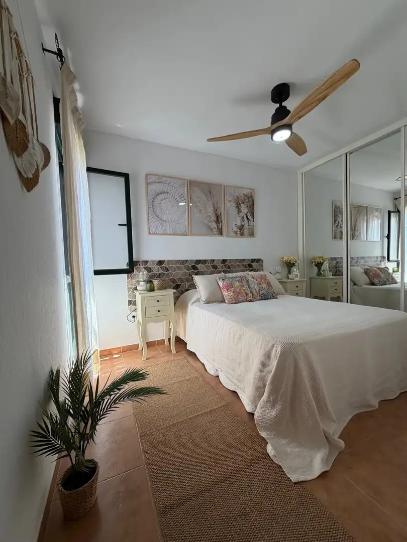 Schlafzimmer von Dachboden zum Verkauf in Zahara de los Atunes mit Privatgarten, Terrasse und Abstellraum