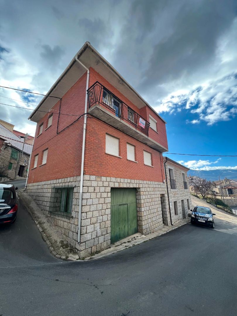 Vista exterior de Casa adosada en venda en Burgohondo amb Terrassa