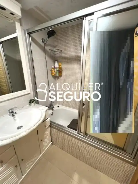Bathroom of Attic for rent in Aranjuez  with Air Conditioner, Heating and Terrace
