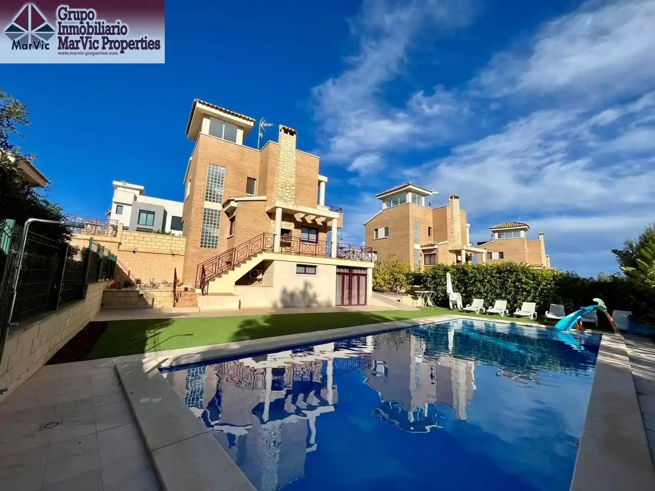 Vista exterior de Casa o chalet en venta en La Nucia con Aire acondicionado, Jardín privado y Terraza