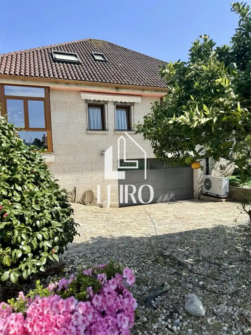 Vista exterior de Casa o xalet en venda en Vilagarcía de Arousa amb Calefacció, Jardí privat i Parquet
