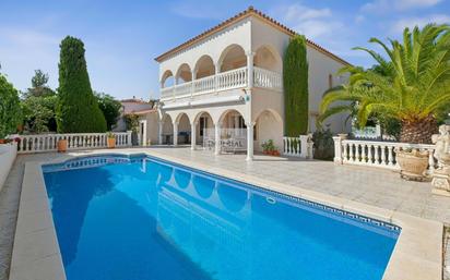 Vista exterior de Casa o xalet en venda en Empuriabrava amb Calefacció, Terrassa i Piscina