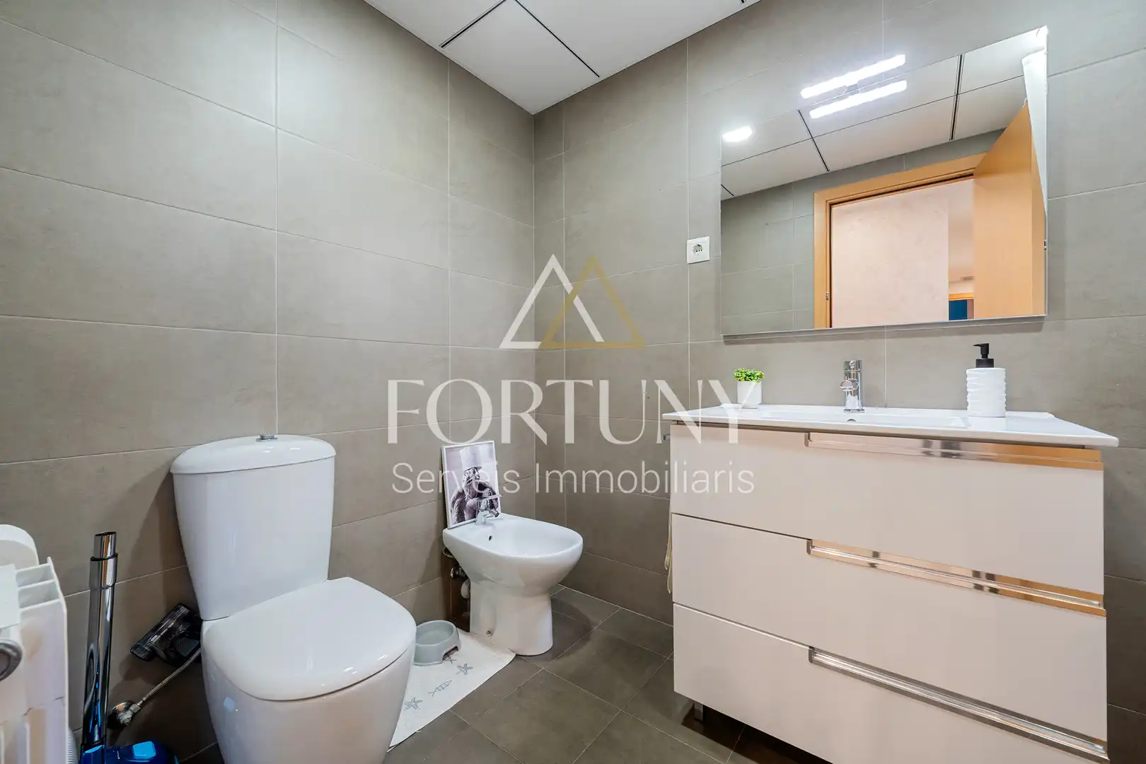 Bathroom of Flat for sale in Reus  with Air Conditioner, Swimming Pool and Balcony