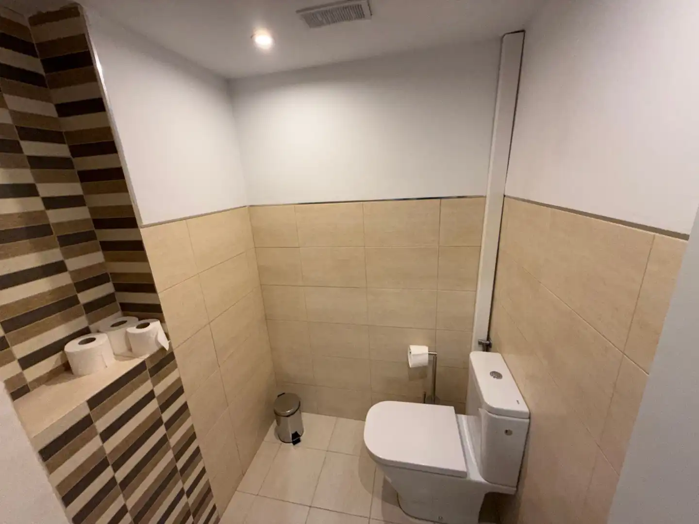 Bathroom of Office for rent in Madrid  with Air Conditioner, Heating and Storage room