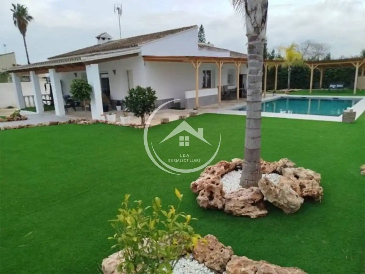 Vista exterior de Casa o xalet en venda en Riba-roja de Túria amb Aire condicionat, Jardí privat i Terrassa