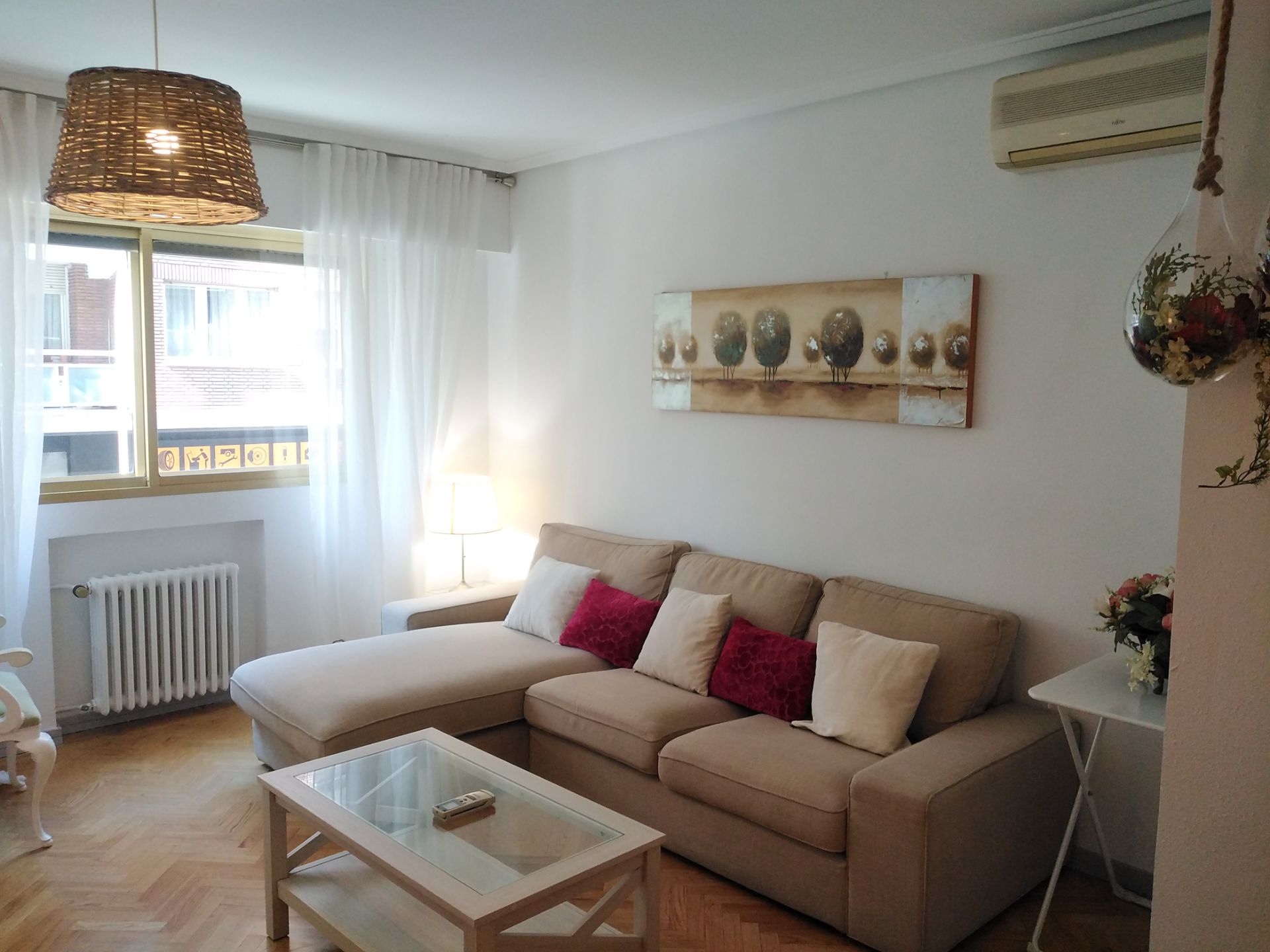 Sala d'estar de Pis de lloguer en  Madrid Capital amb Aire condicionat, Calefacció i Parquet
