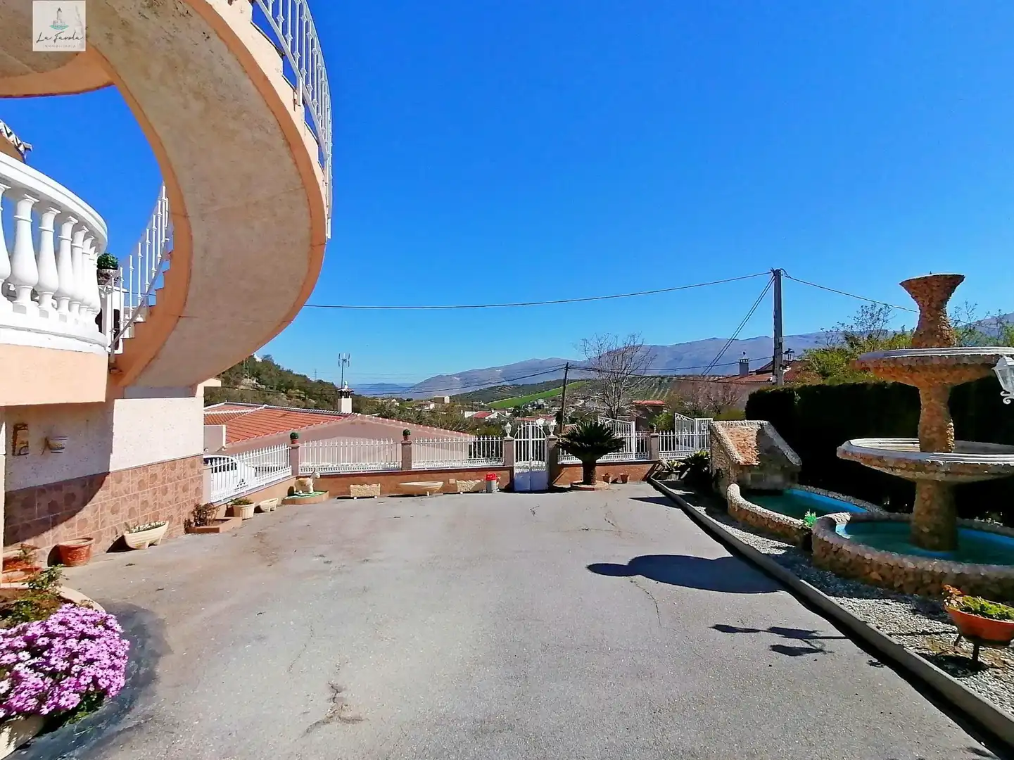 Vista exterior de Casa o xalet en venda en Loja amb Jardí privat, Terrassa i Traster
