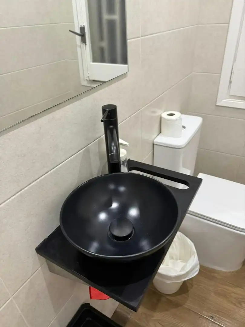 Badezimmer von Wohnung zur untervermieten in Badalona mit Möbliert und Waschmaschine