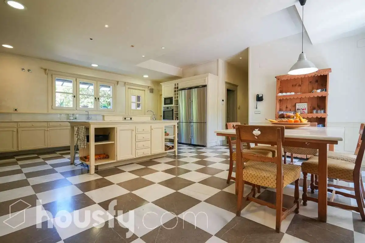 Kitchen of Houses for sale in Pozuelo de Alarcón  with Air Conditioner, Heating and Private garden
