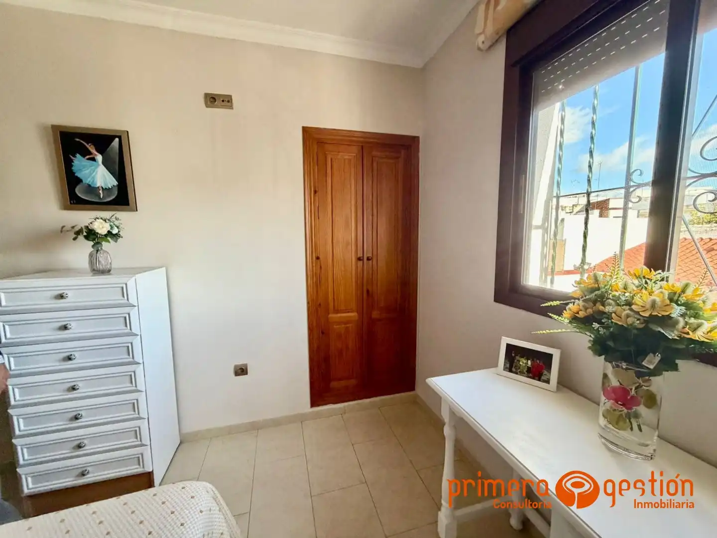 Vista exterior de Casa o xalet en venda en Lora del Río amb Aire condicionat i Calefacció