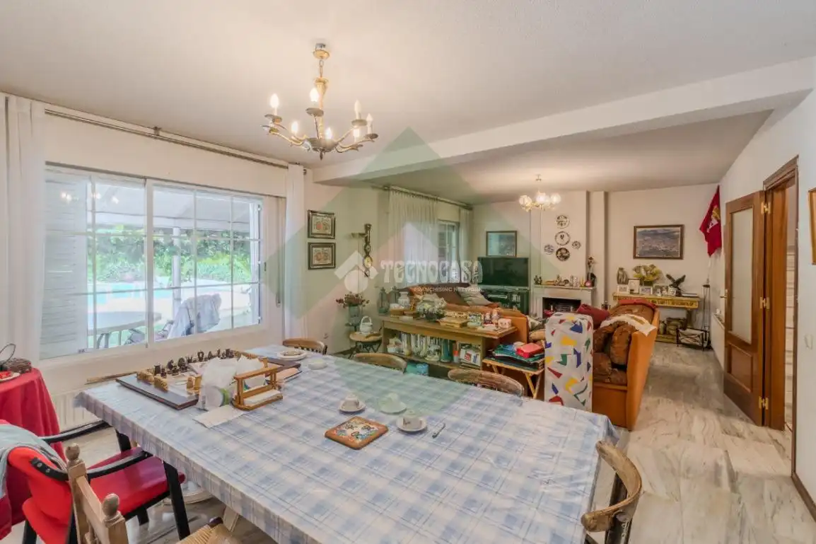 Menjador de Casa adosada en venda en Griñón amb Calefacció, Piscina i Moblat