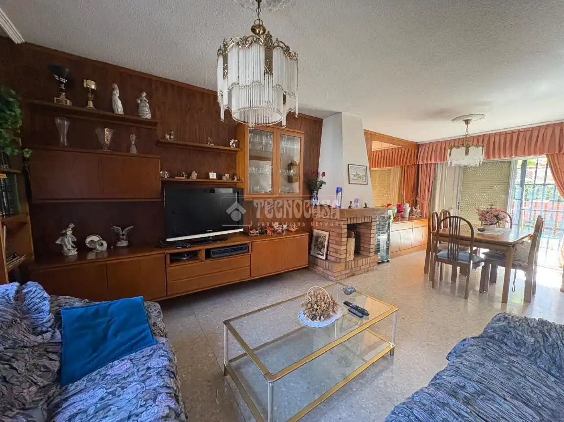 Sala d'estar de Casa adosada en venda en Getafe amb Calefacció, Jardí privat i Terrassa