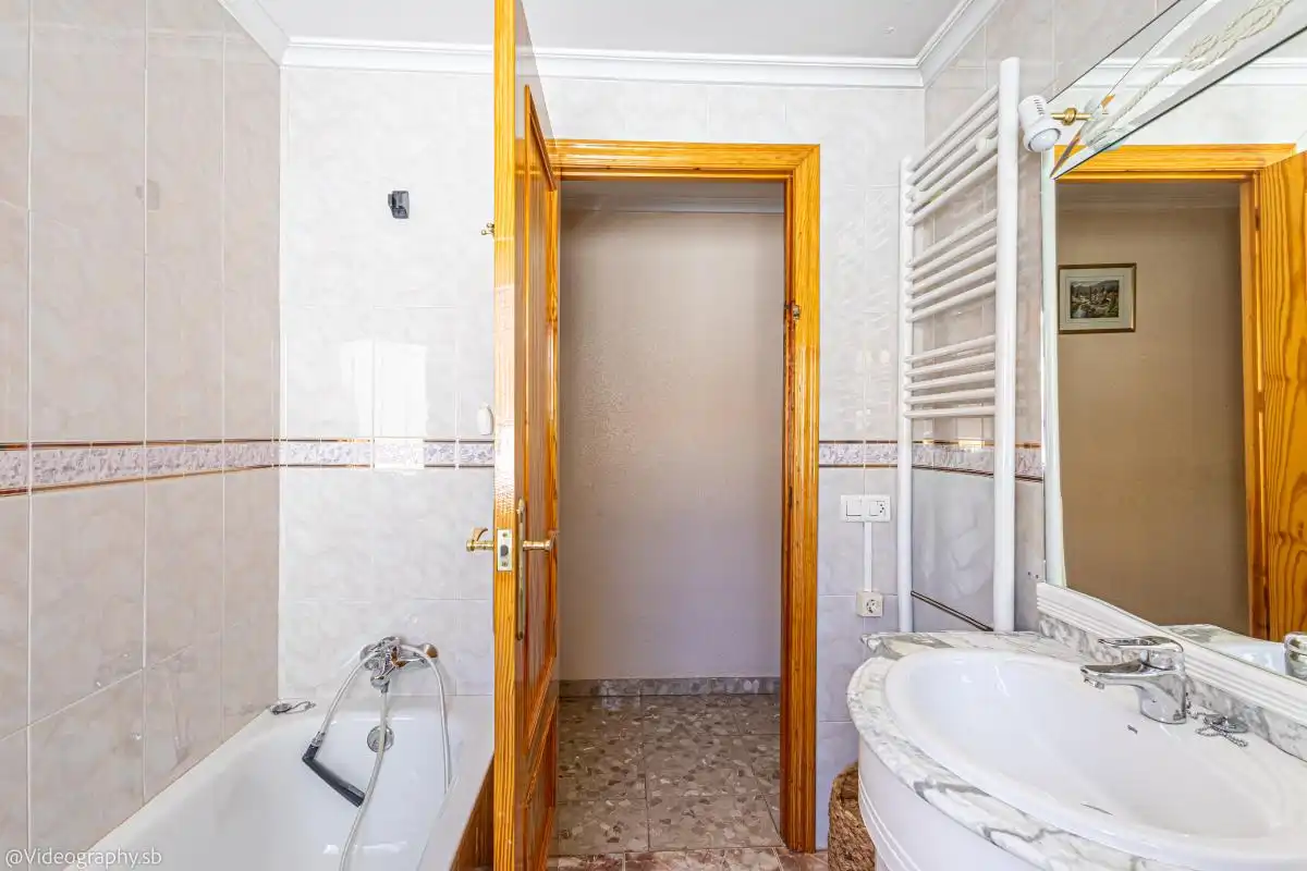 Bany de Casa adosada en venda en Valdepeñas amb Calefacció, Terrassa i Traster
