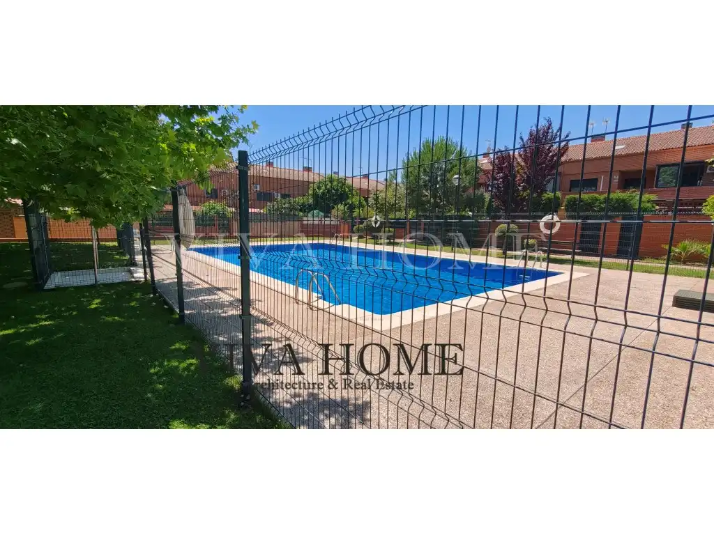 Swimming pool of Houses for sale in Parla