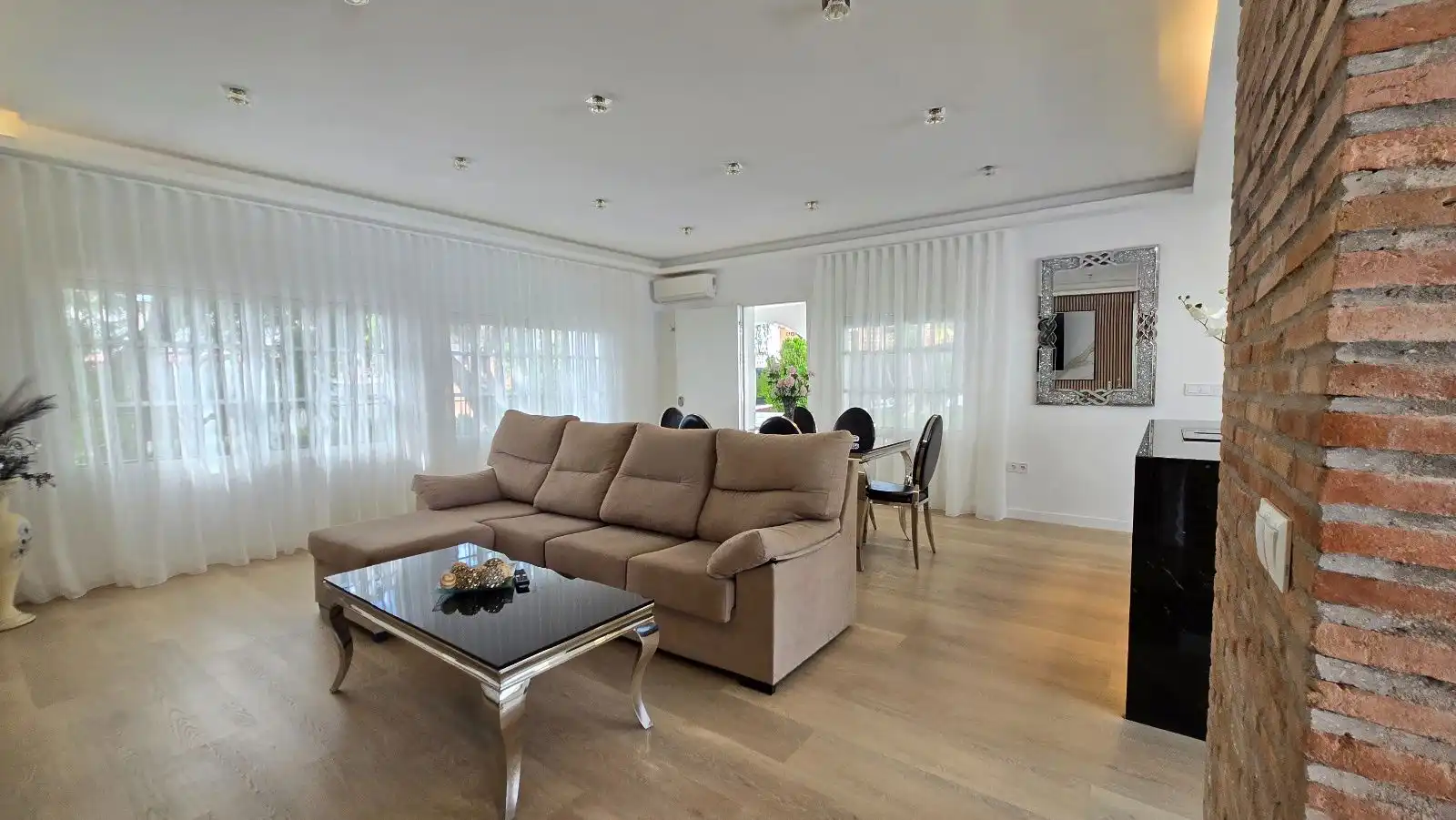 Sala d'estar de Casa o xalet en venda en Torremolinos amb Aire condicionat, Terrassa i Traster