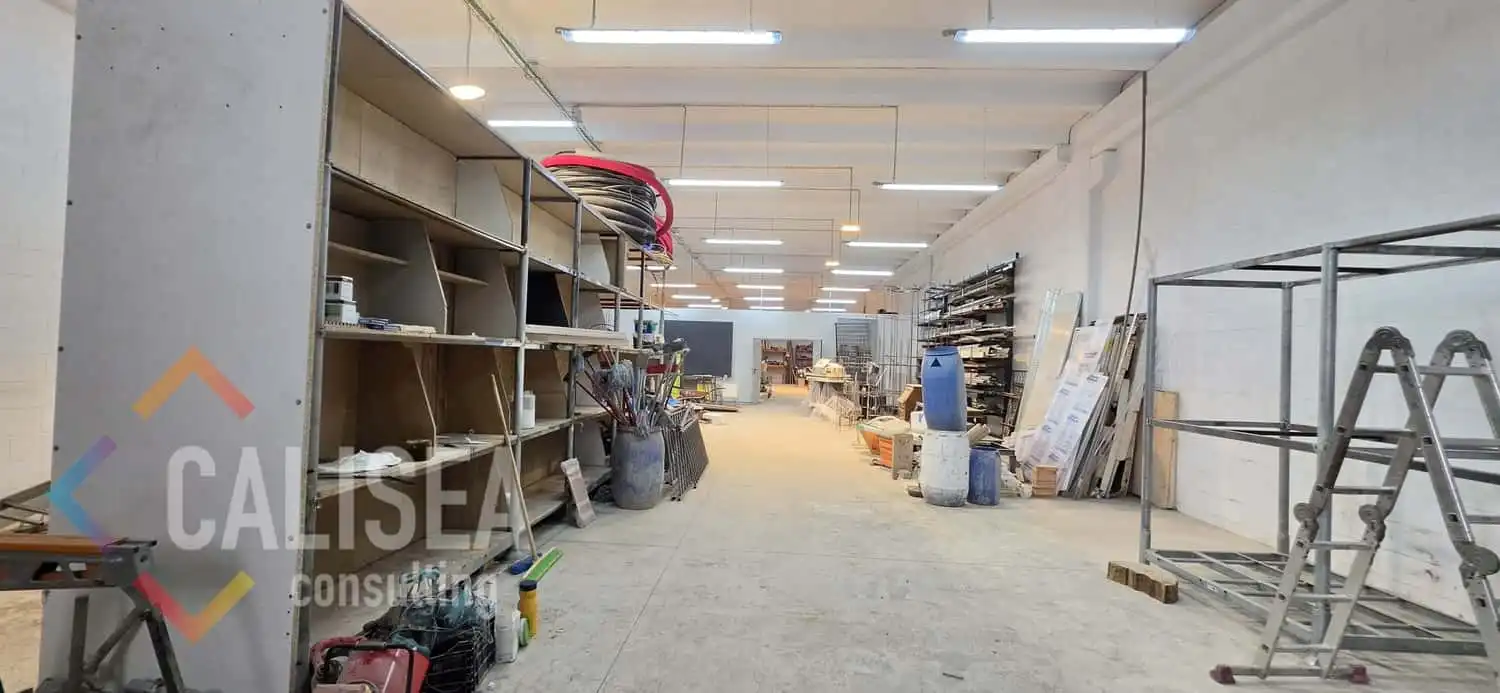 Industrial building to rent in Carrer del Doctor Almera 74