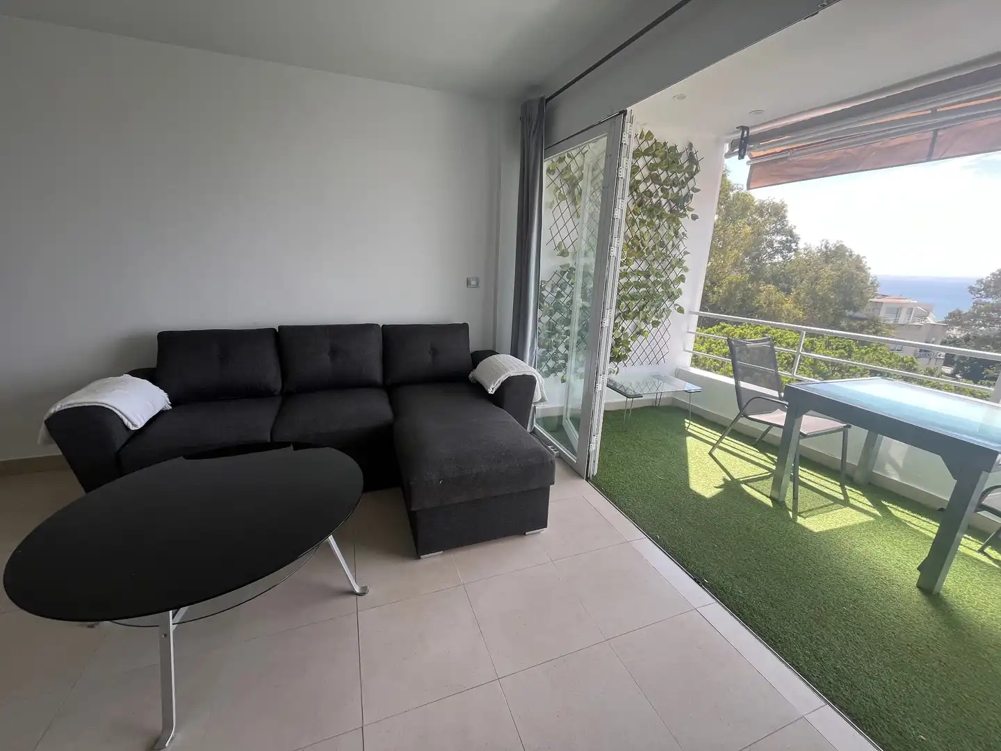 Sala d'estar de Apartament de lloguer en Marbella amb Aire condicionat, Terrassa i Moblat