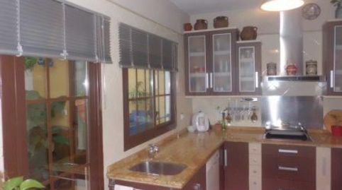 Casa DE 2 PLANTAS. Compuesta por: -Planta baja: 3 dormitorios, salita, salón comedor, cocina, 1 baño completo y otro baño en el pa