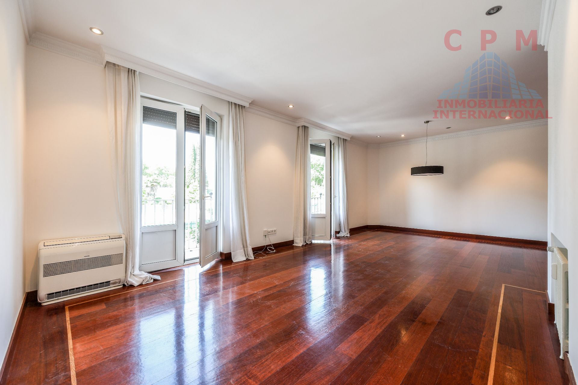 Living room of Flat to rent in  Madrid Capital  with Air Conditioner, Heating and Parquet flooring
