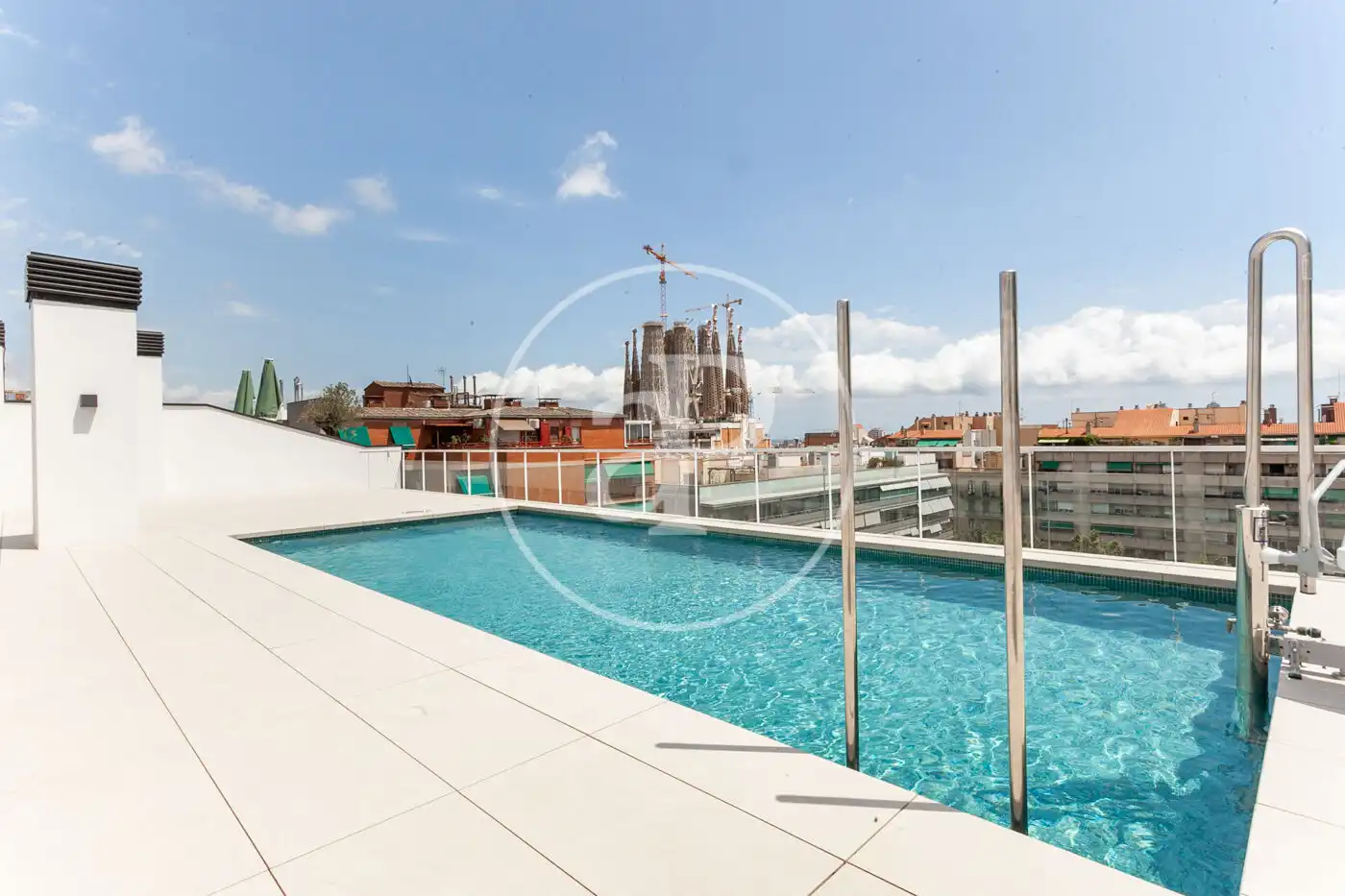 Piscina de Dúplex de alquiler en  Barcelona Capital con Aire acondicionado, Calefacción y Piscina comunitaria