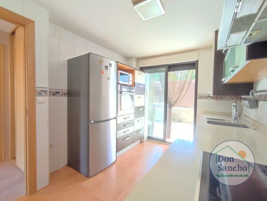Cocina de Casa adosada en venta en Viana de Cega con Calefacción, Jardín privado y Terraza