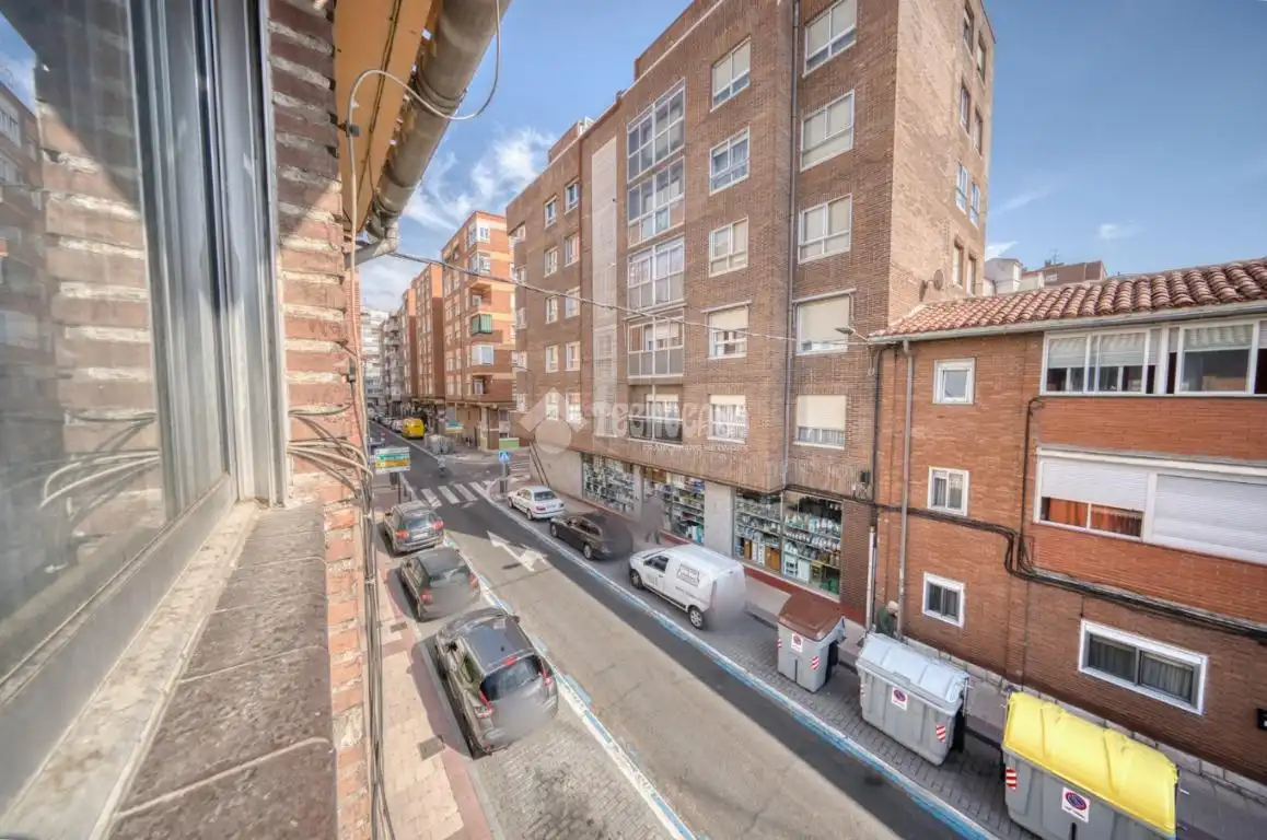 Vista exterior de Pis en venda en Valladolid amb Calefacció i Balcó