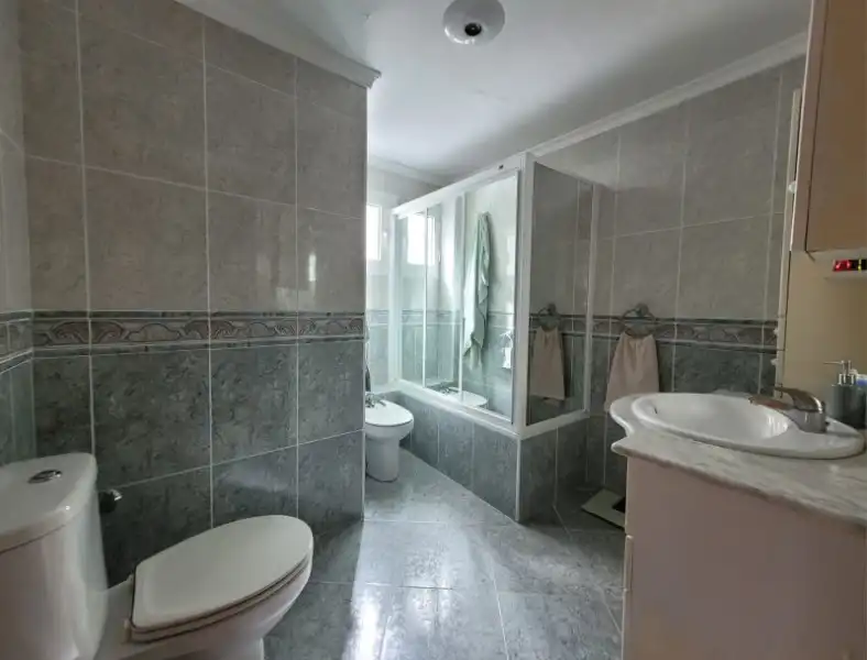 Baño de Piso en venta en Málaga con Terraza, Horno y Lavadora