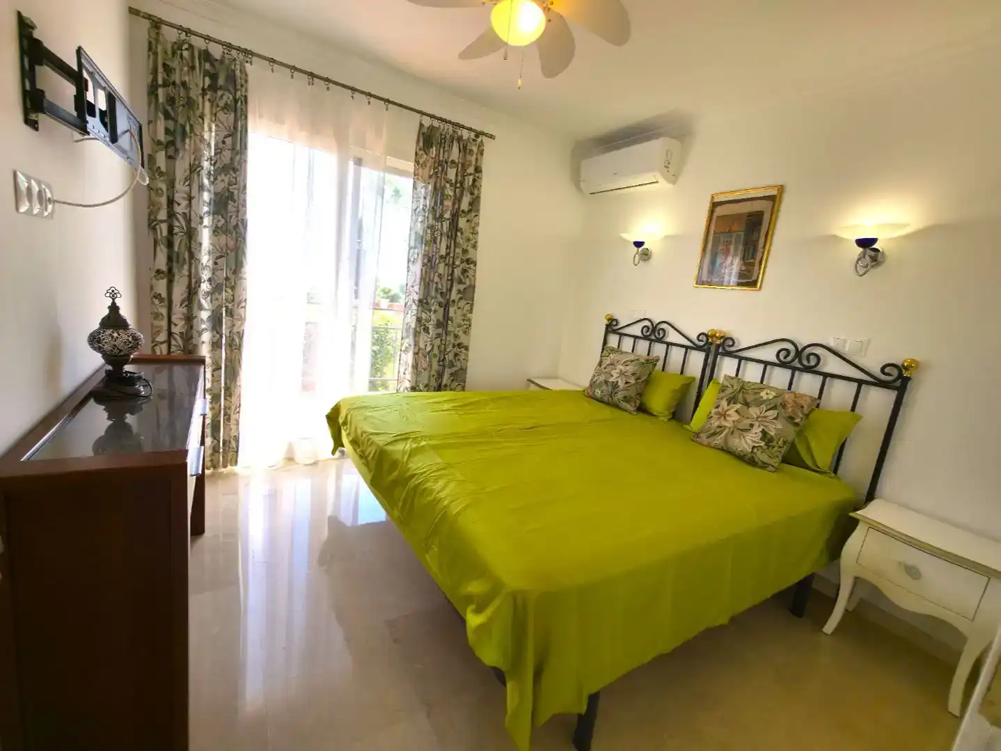 Dormitori de Casa adosada en venda en Marbella amb Aire condicionat i Balcó